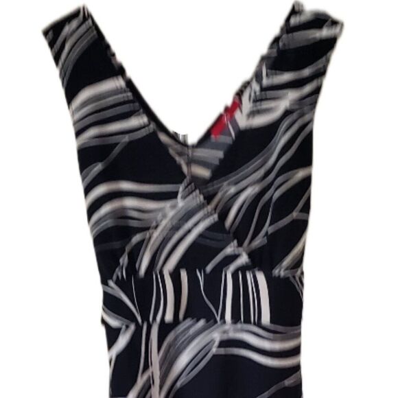 XI Black & White Swirl V-Neck & Back Tie Back Dress - Picture 2 of 4